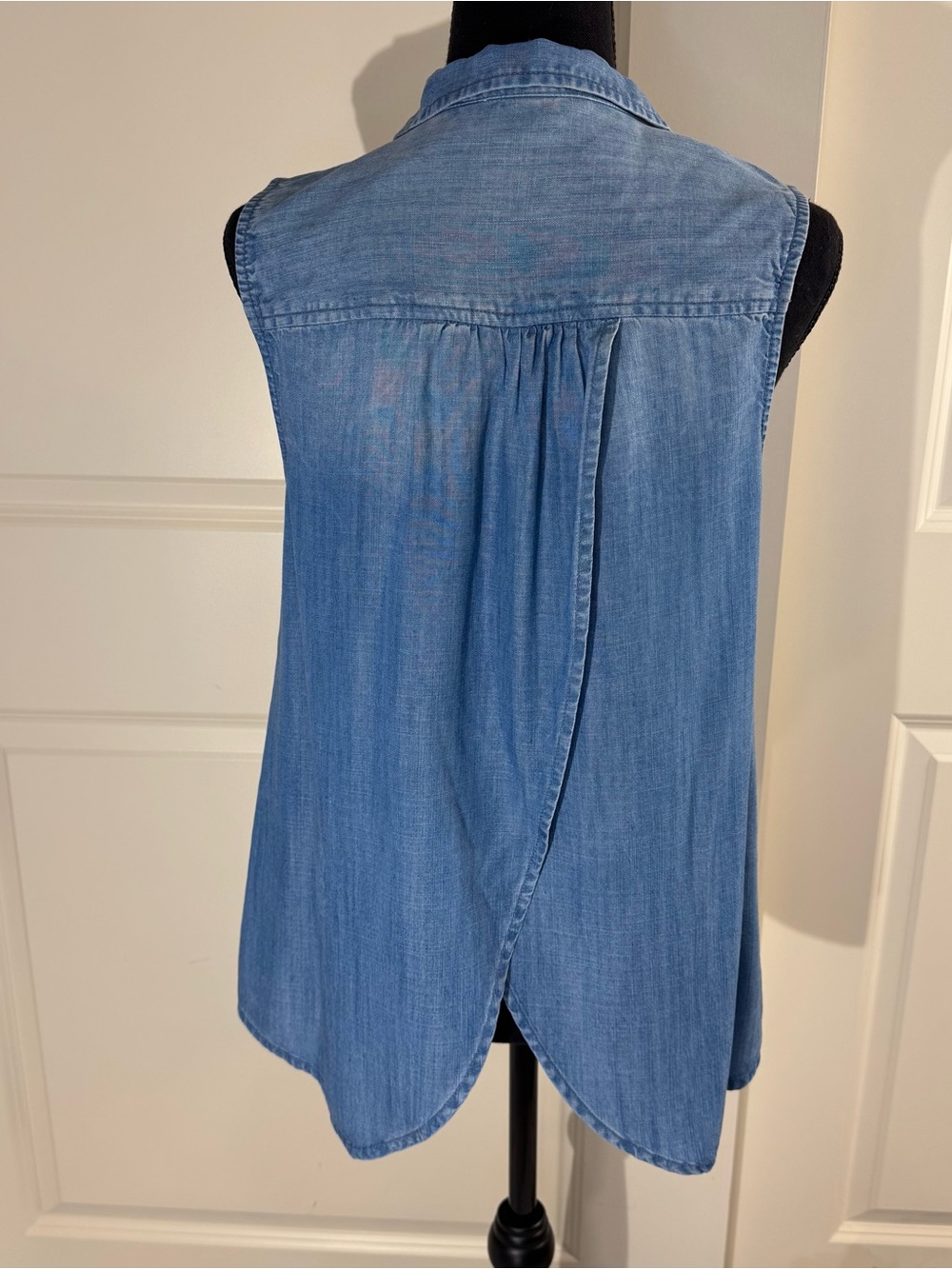 beachlunchlounge Sleeveless Tencel Denim Button-Down Top - Blue Small - Picture 4 of 10